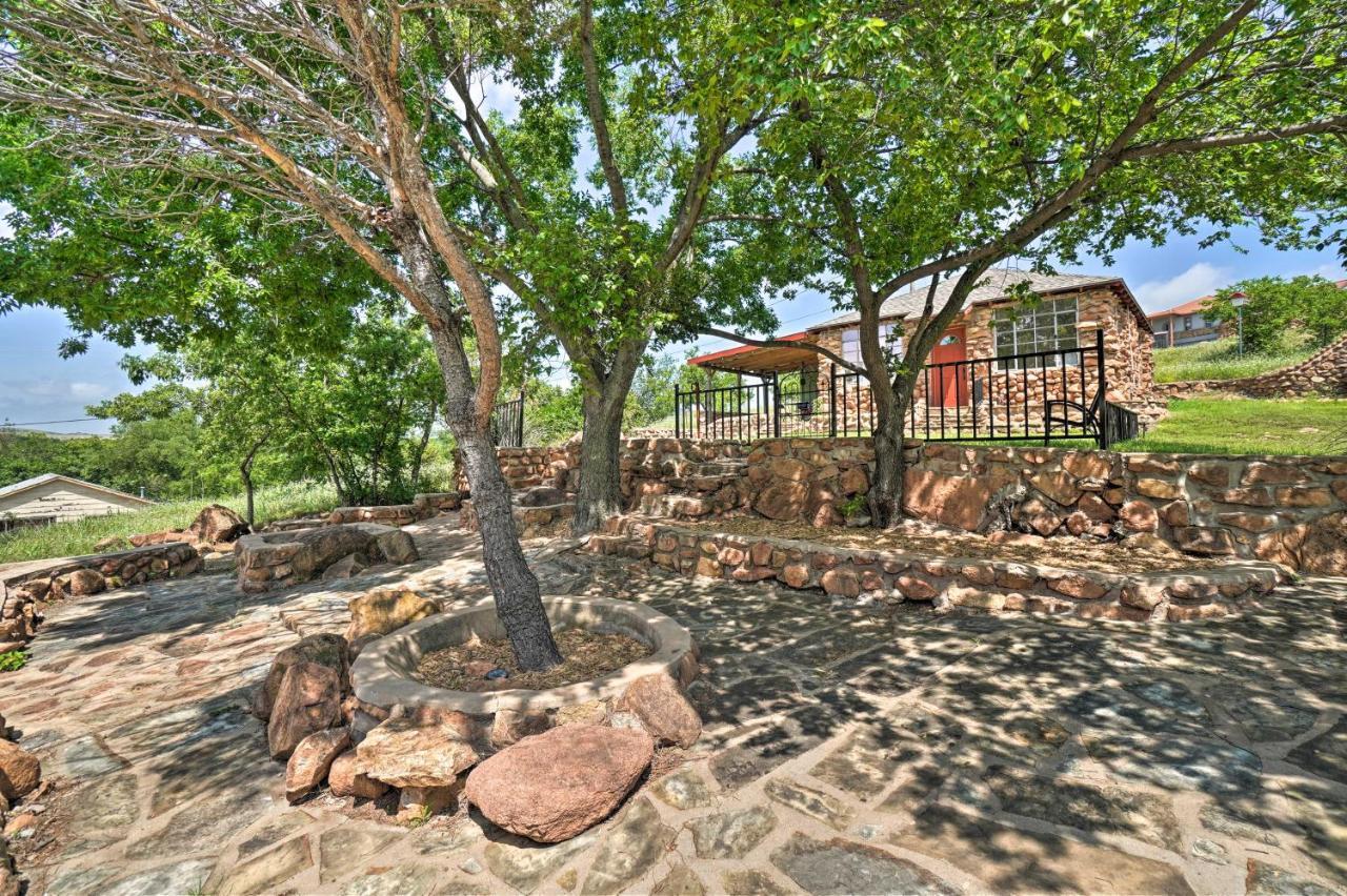 Enchanting Hilltop Cottage In Medicine Park! Exterior foto